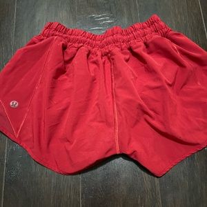 red lulu shorts, to big
